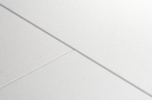 Widoczne eleganckie minimalistyczne łączenia między panelami sufitowymi, nadające całości powtarzalnego harmonijnego rytmu w skandynawskim stylu