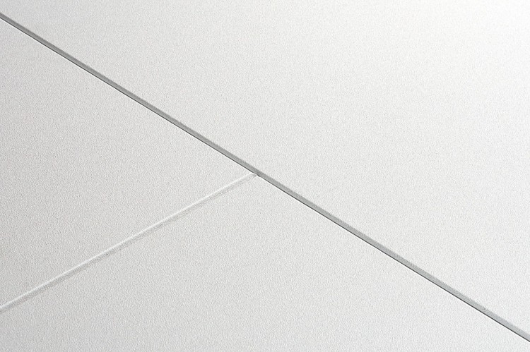 Widoczne eleganckie minimalistyczne łączenia między panelami sufitowymi, nadające całości powtarzalnego harmonijnego rytmu w skandynawskim stylu