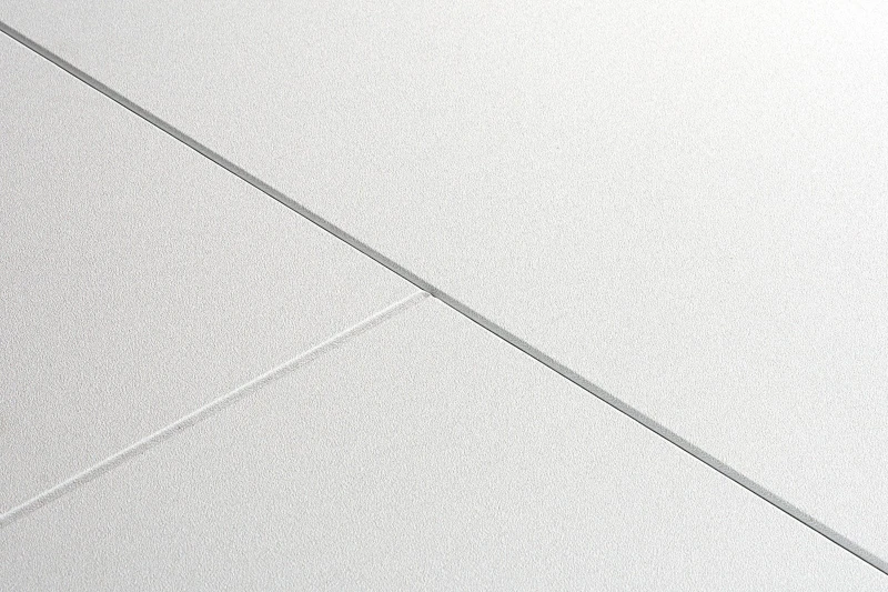 Widoczne eleganckie minimalistyczne łączenia między panelami sufitowymi, nadające całości powtarzalnego harmonijnego rytmu w skandynawskim stylu